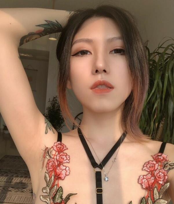 Twitter火辣小野猫模特《舌尖上的ju花》户外完整视频