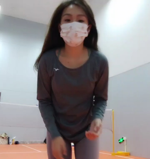 pr社【贝贝贝贝塔】体育场果体打羽毛球