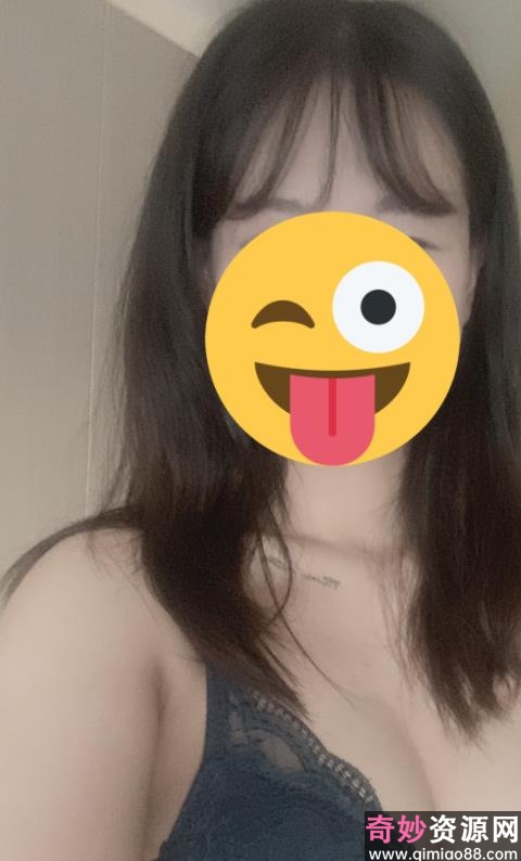 Twitter极品绿茶女(小狗B5rass)白天端庄优雅晚上火辣奔放