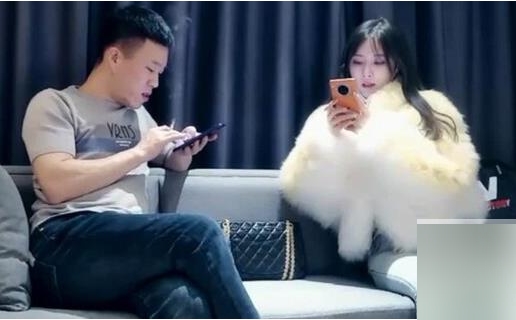 明星级别女神展示高颜值，展示一字马技巧，在单挑中吸引了众多男网友的注意