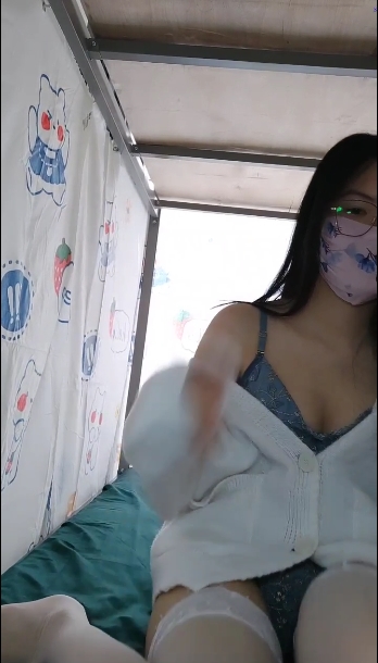 自行打包的廊坊01年学妹直播宿舍放飞自我1V视频