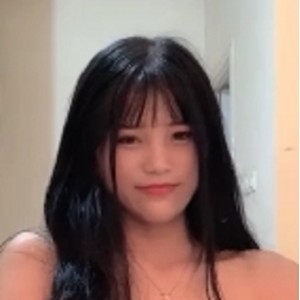 青春可爱的OO后娃娃脸女孩，笑起来甜美可人，与男友的甜蜜时光