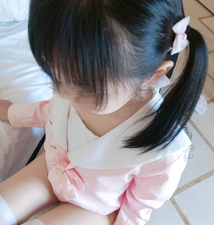 转载搬运JK+fen色少女系3V写真集，共58张照片，总大小为229MB，可在百度盘下载。