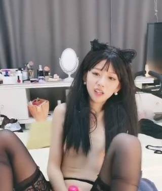 女神主播米拉与粉丝展开激烈直播大战