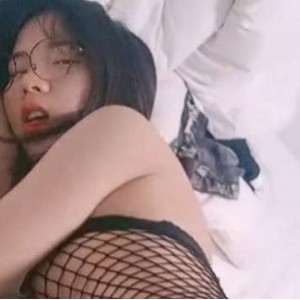 可爱调皮的小姐姐穿着黑丝网袜