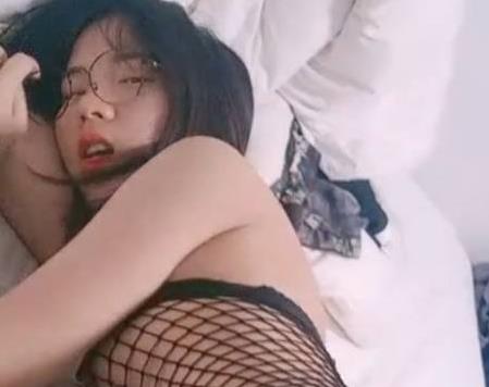 可爱调皮的小姐姐穿着黑丝网袜