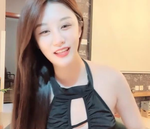 优质白富美夕夕夕颜私拍喷泉合集10V500M，阳光下的自然魅力