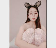 闺蜜自拍巨棍互怼合集1V556M，兔子眼镜妹狠劲十足