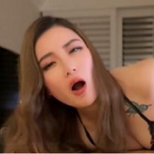 妮可OnlyFans吞金特辑1V自拍1.6G湿身视角