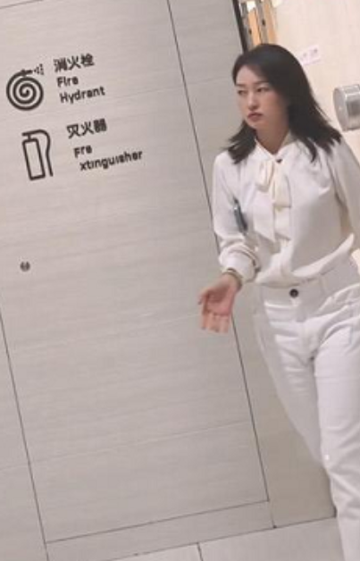 商场合集红裙短发素人厕拍3段320MB高跟美腿