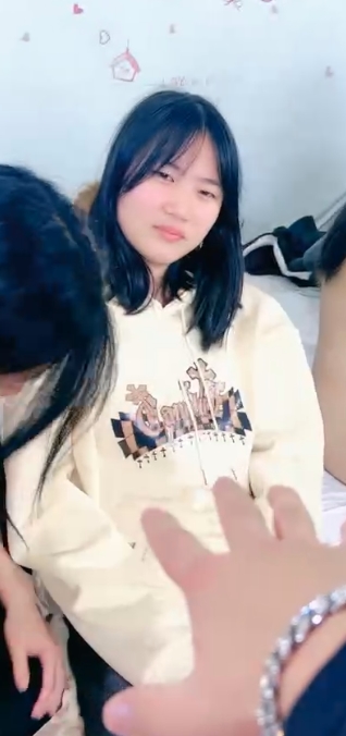 00后校花团战醉酒派对88V50G优质尤物