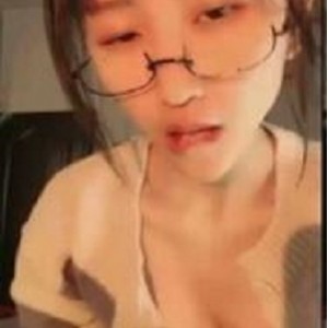 虎牙新晋超火爆高颜值大二在读清纯反差眼镜学妹绝版有尺度合集