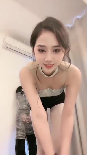 某音九莲辣辣姐空姐白丝一字马热舞78部合集17G极致柔韧