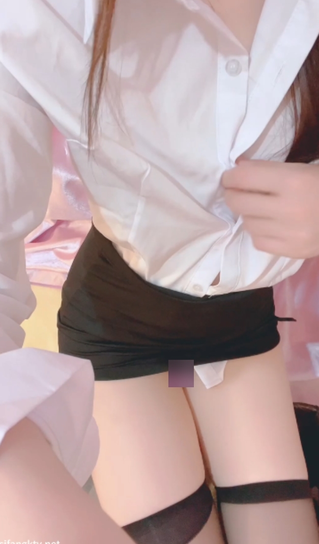 OnlyFans耀灵牛仔裤女上司定制剧情2V2G身材太惹火