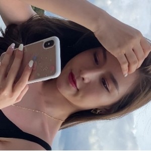 高挑美女小悠紧身裤私拍2部5.3G吊带长腿云盘泄露